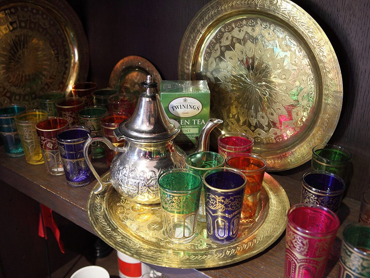 Service à thé, théière et six verres